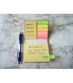 Set combinato postit giallo e segnapagina in carta con copertina in sughero aperto con appunti