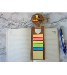 Segnalibro con postit, bandierine e righello stampato a forma di idea con Logo Giallonote fissato su una pagina dell'agenda