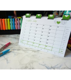 Calendario da tavolo con spirale in carta con mensilità aperto su scrivania