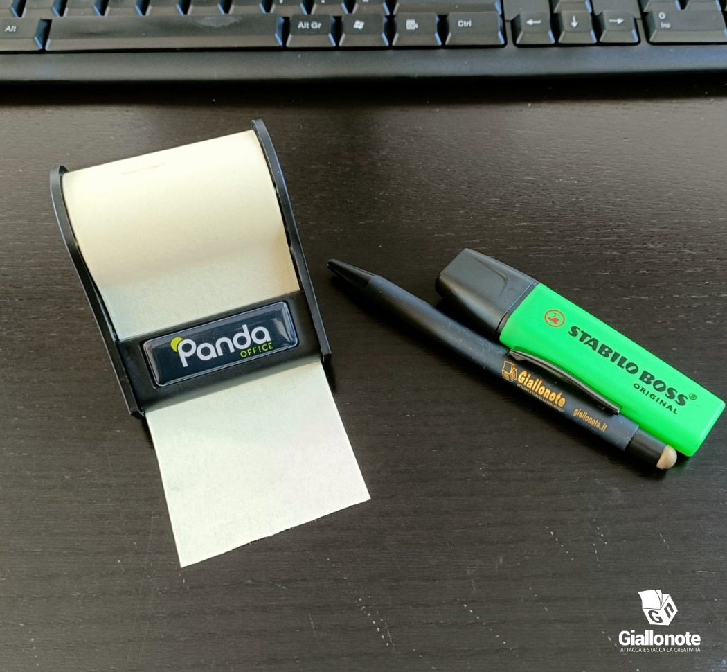 Roller con etichetta 3D personalizzata e carta post-it su scrivania con penna e evidenziatore