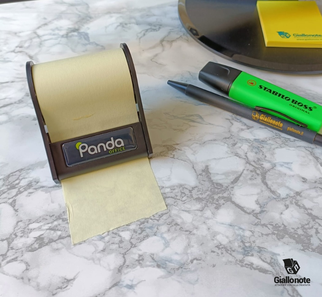 Roller con etichetta 3D personalizzata e carta post-it su tavola con penna e evidenziatore