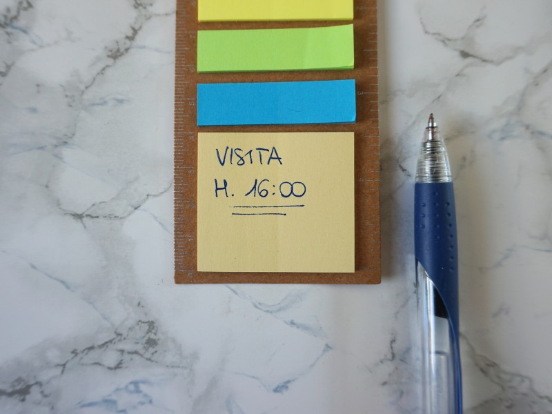 Post it 45x40mm giallo pastello per prendere appunti posizionato nella parte bassa del segnalibro