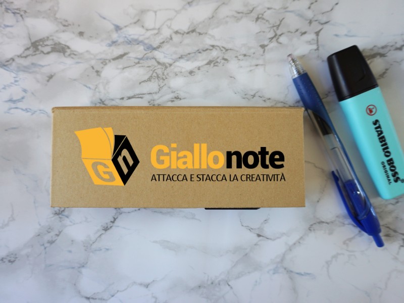 Copertina rigida in carta personalizzata con Logo Giallonote. Sticky Box con Post-it, penna, righello e segnapagina